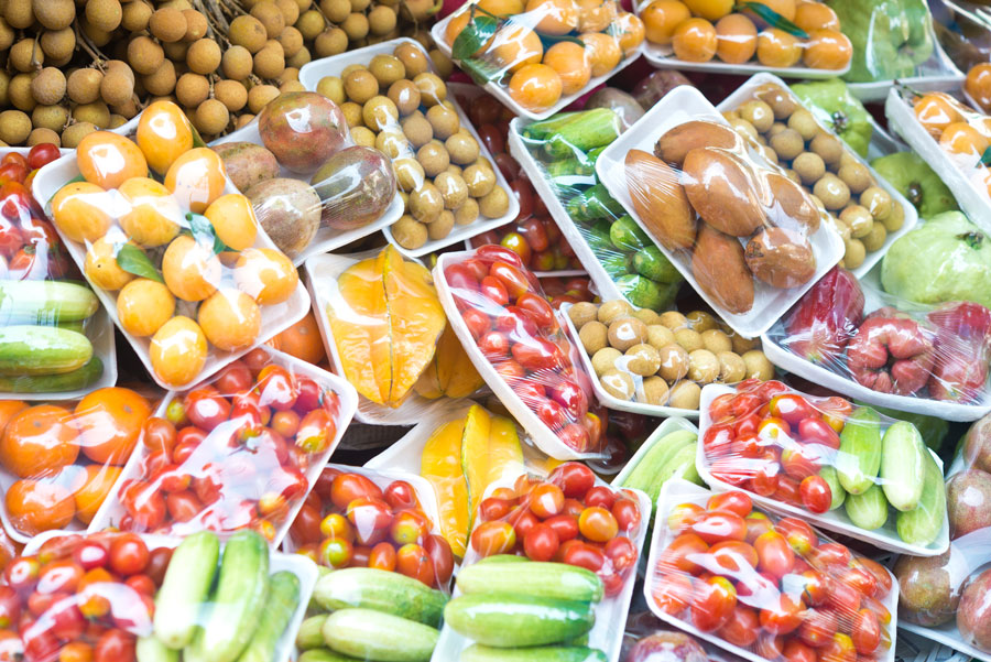 Les emballages plastiques sur les fruits & légumes, c’est (presque) fini !