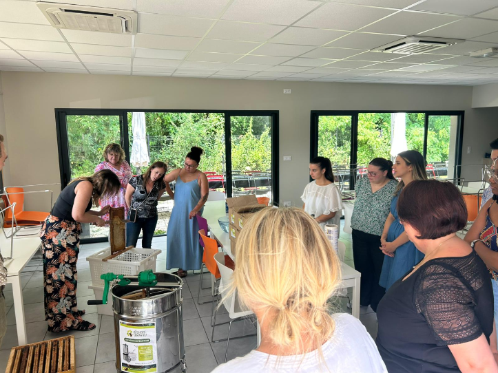 Atelier extraction du miel de nos ruches